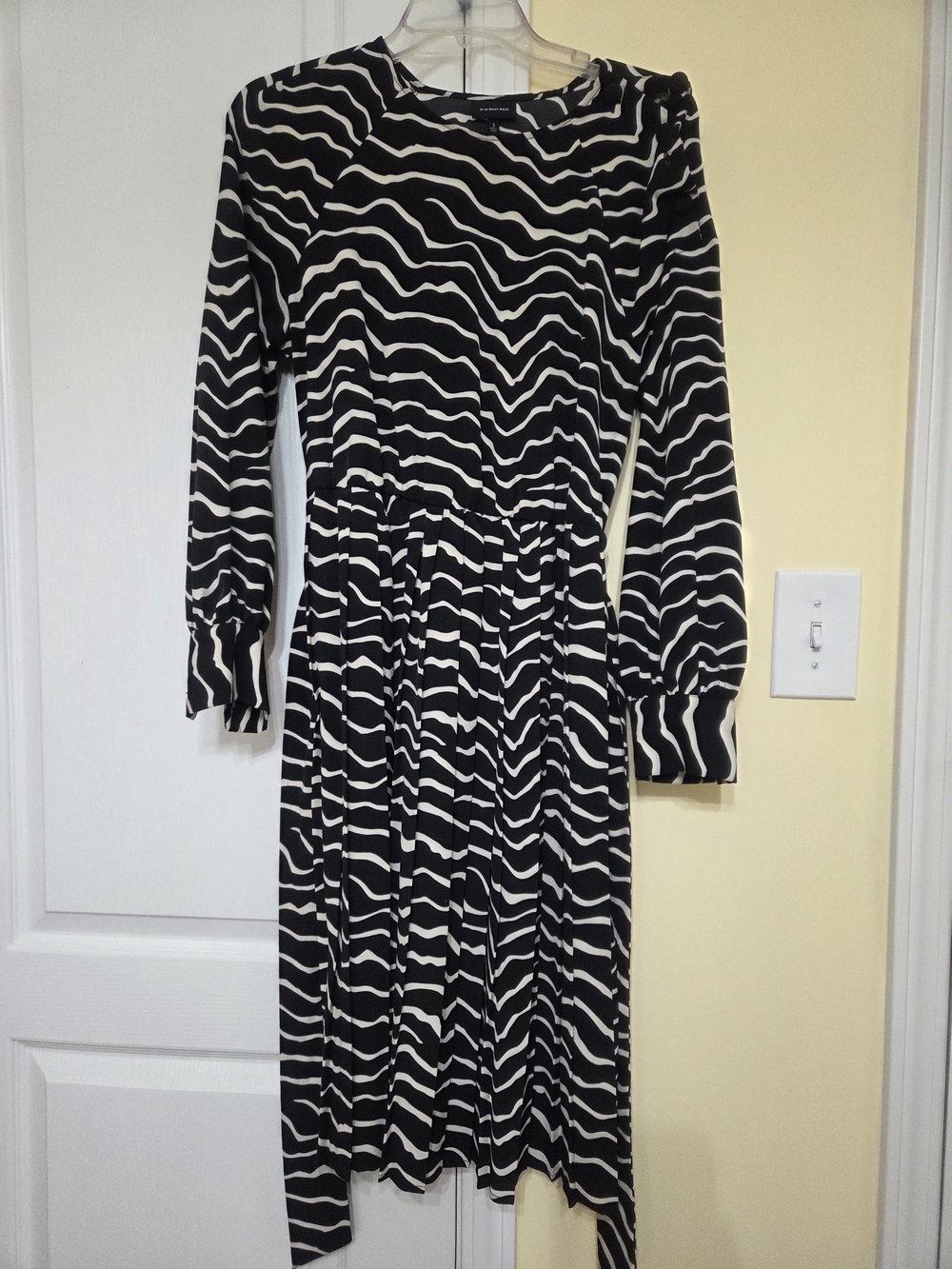 Who What Wear Black and Cream Wave-Pattern Long-Sleeve Midi Dress